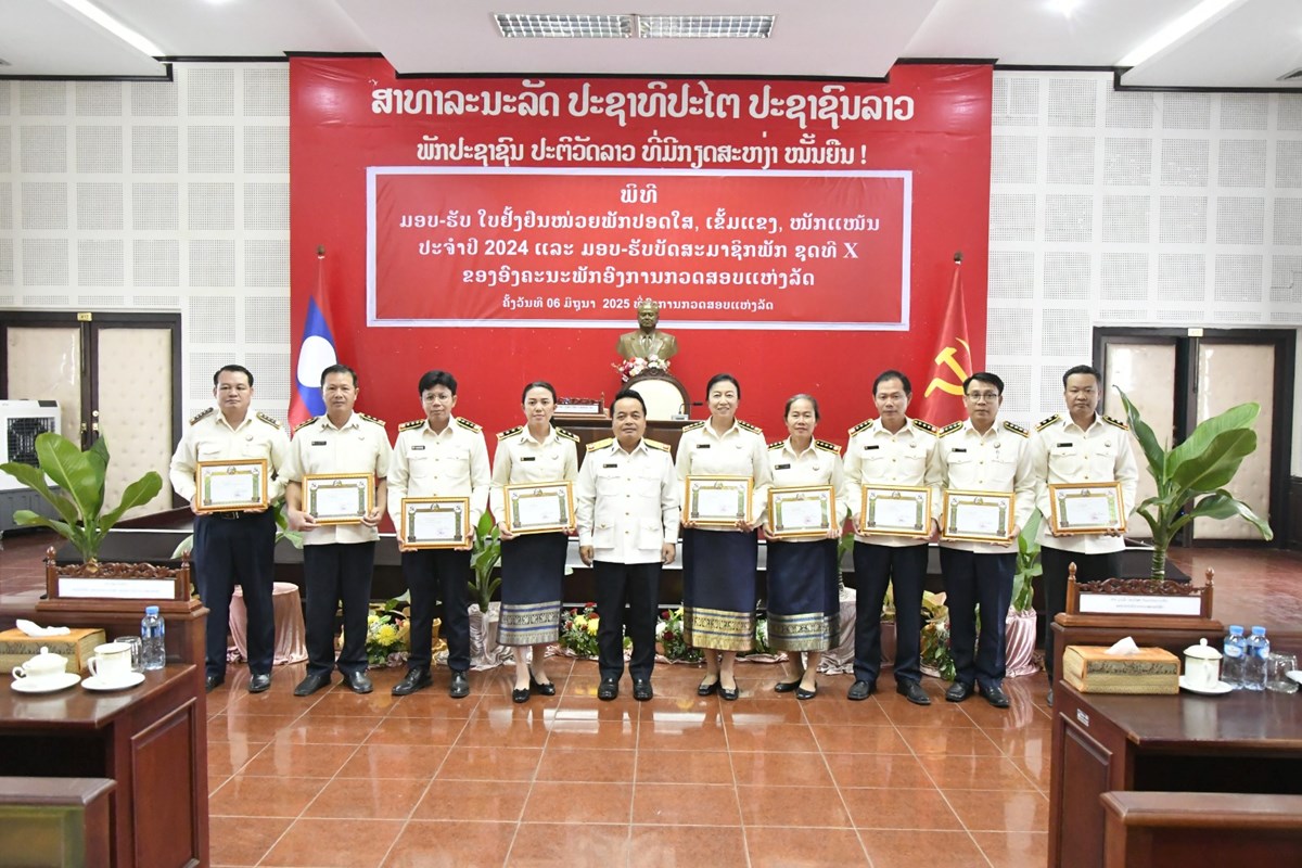 ອງຄະນະພກ ອກສລ ມອບໃບຢງຢນໜວຍພກປອດໃສ ໃຫ 9 ໜວຍພກ - image 2