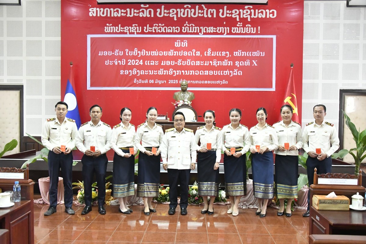 ອງຄະນະພກ ອກສລ ມອບໃບຢງຢນໜວຍພກປອດໃສ ໃຫ 9 ໜວຍພກ - image 3
