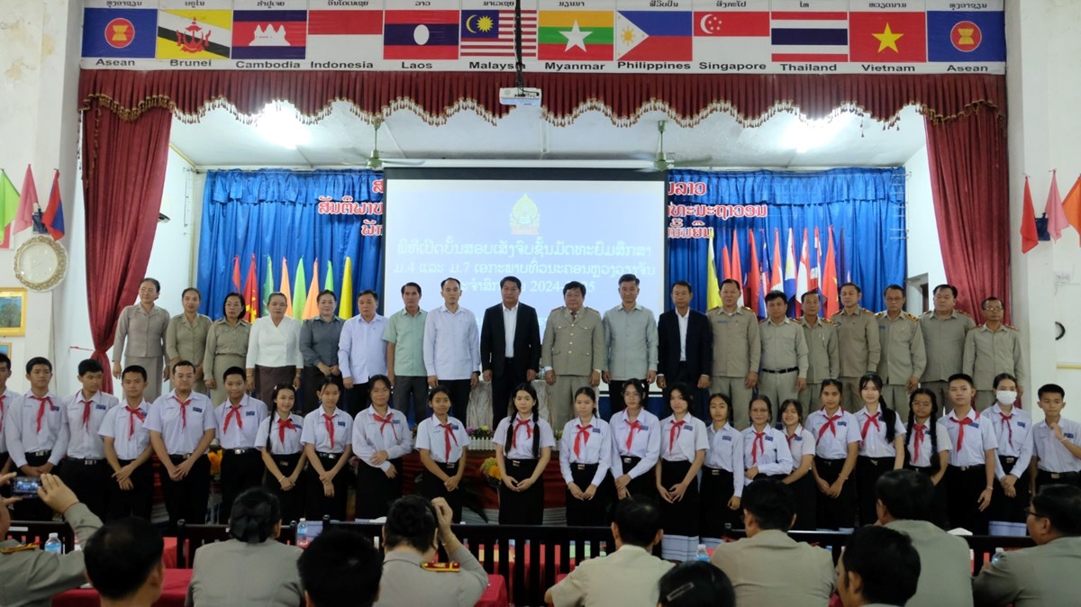 ສກຮຽນນ ນວ ມນກຮຽນສອບເສງຈບຊນ ມ7 ຈຳນວນ 9,000 ກວາຄນ - image 3