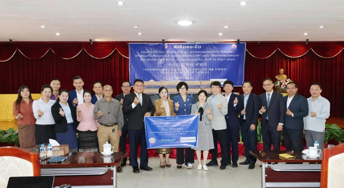 ສ.ເກາຫມອບຄອມພວເຕຕງໂຕະໃຫລາວ500 ຊດ - image 2