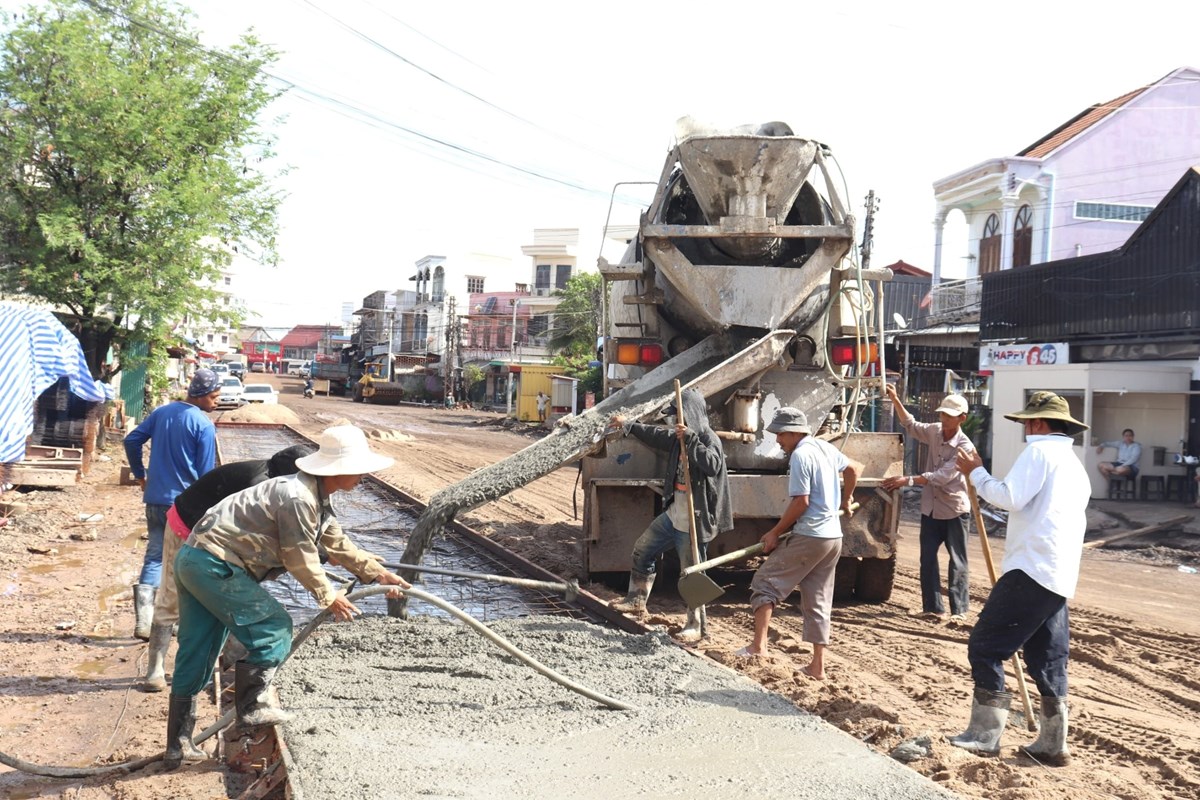 ເຈາແຂວງຈາປາສກ​ ເຄອນໄຫວຊກຍການກສາງທາງເບຕງ​ ຢບານໂພນໄຊ - image 1