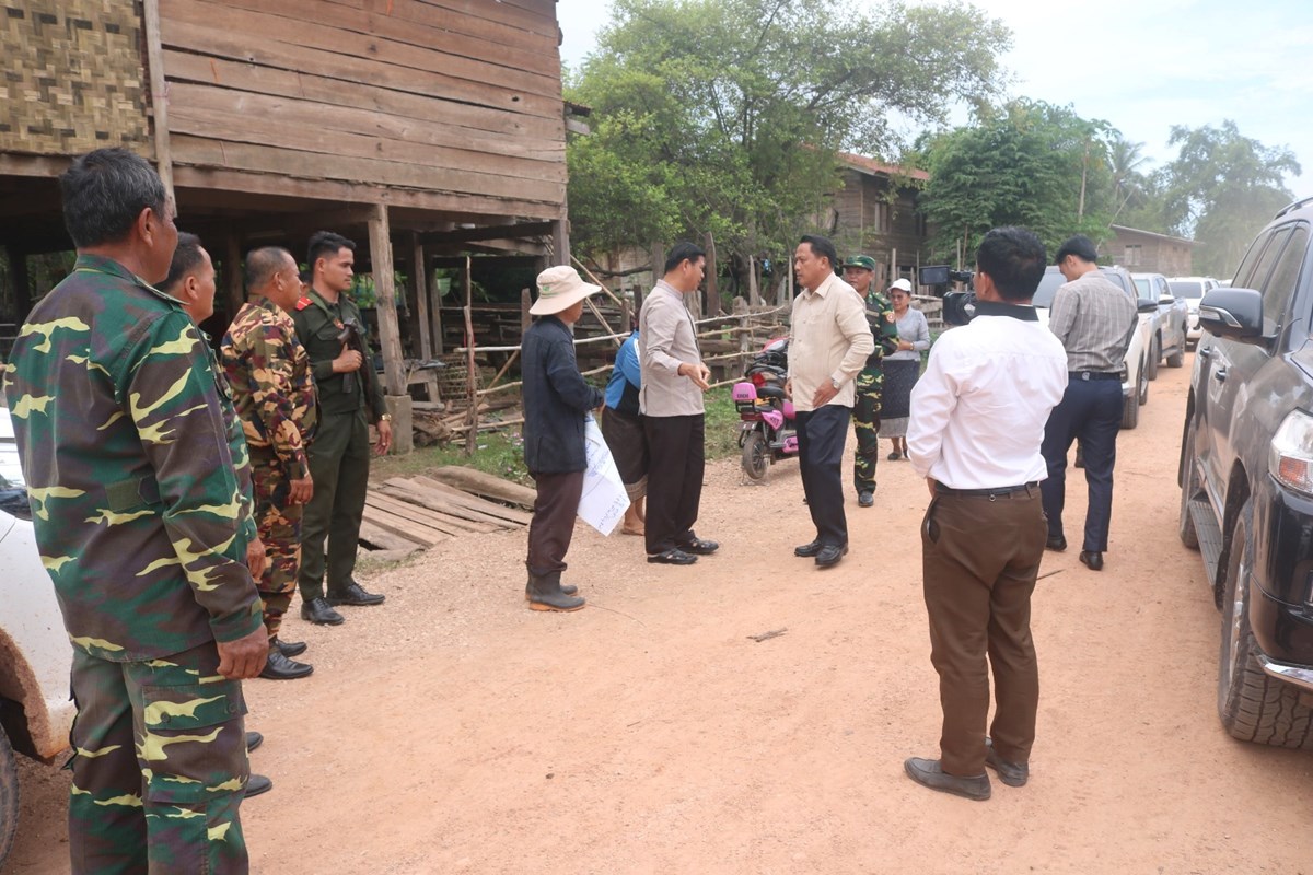 ເຈາແຂວງສະຫວນນະເຂດ ຢຽມຢາມ ແລະ ມອບເຄອງຊວຍເຫອໃຫແກປະຊາຊນທໄດຮບຜນກະທບຈາກໄພນຳຖວມ - image 1