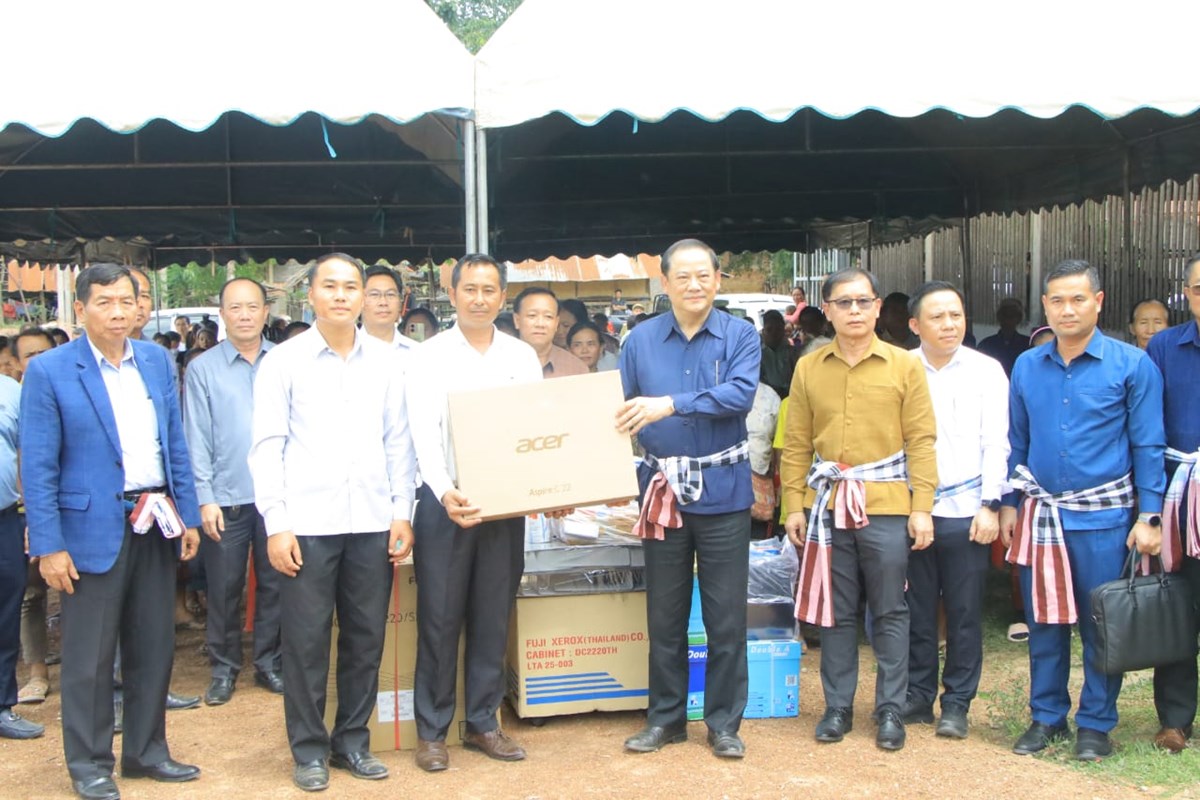 ທານ ສອນໄຊ ສພນດອນ ຢຽມຢາມ ຈດສມຜາສງ ເມອງເຟອງ - image 2