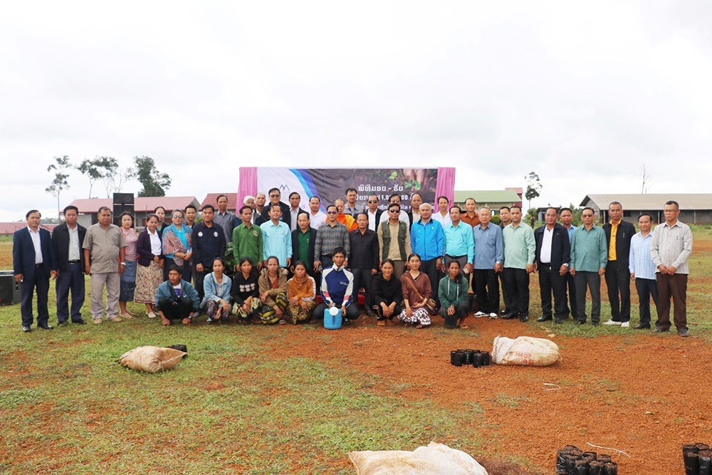 ມອນຊນ ວນ ພາວເວ ມອບເບຍກາເຟ ໃຫປະຊາຊນ ເມອງດາກຈງ ແລະ ຊານໄຊ - image 2