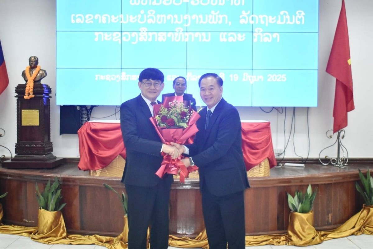 ມອບ-ຮບ ໜາທລດຖະມນຕກະຊວງສກສາທການ ແລະ ກລາ ຜເກາ ແລະ ຜໃໝ - image 1