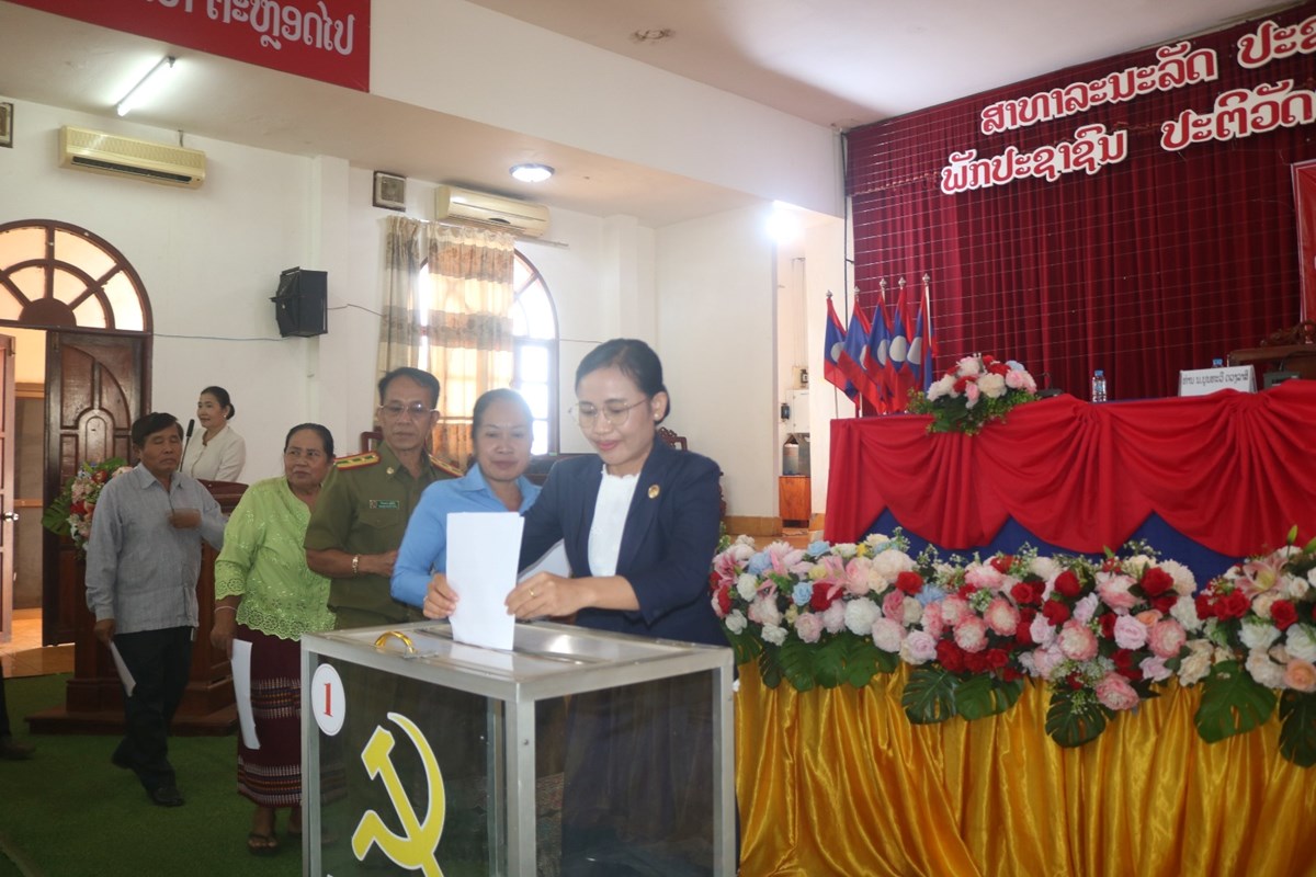 ເມອງເລາງາມ ທາບທາມບກຄະລາກອນ ເຂາໃນຄະນະບລຫານງານພກແຂວງສາລະວນ ສະໄໝທ X - image 1