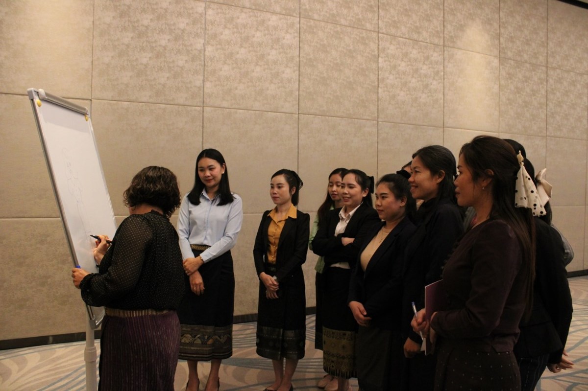ສມວນຊນພາກກາງຝກອບຮມ ການລາຍງານຂາວບນຫາຫາສຂຽວ - image 2