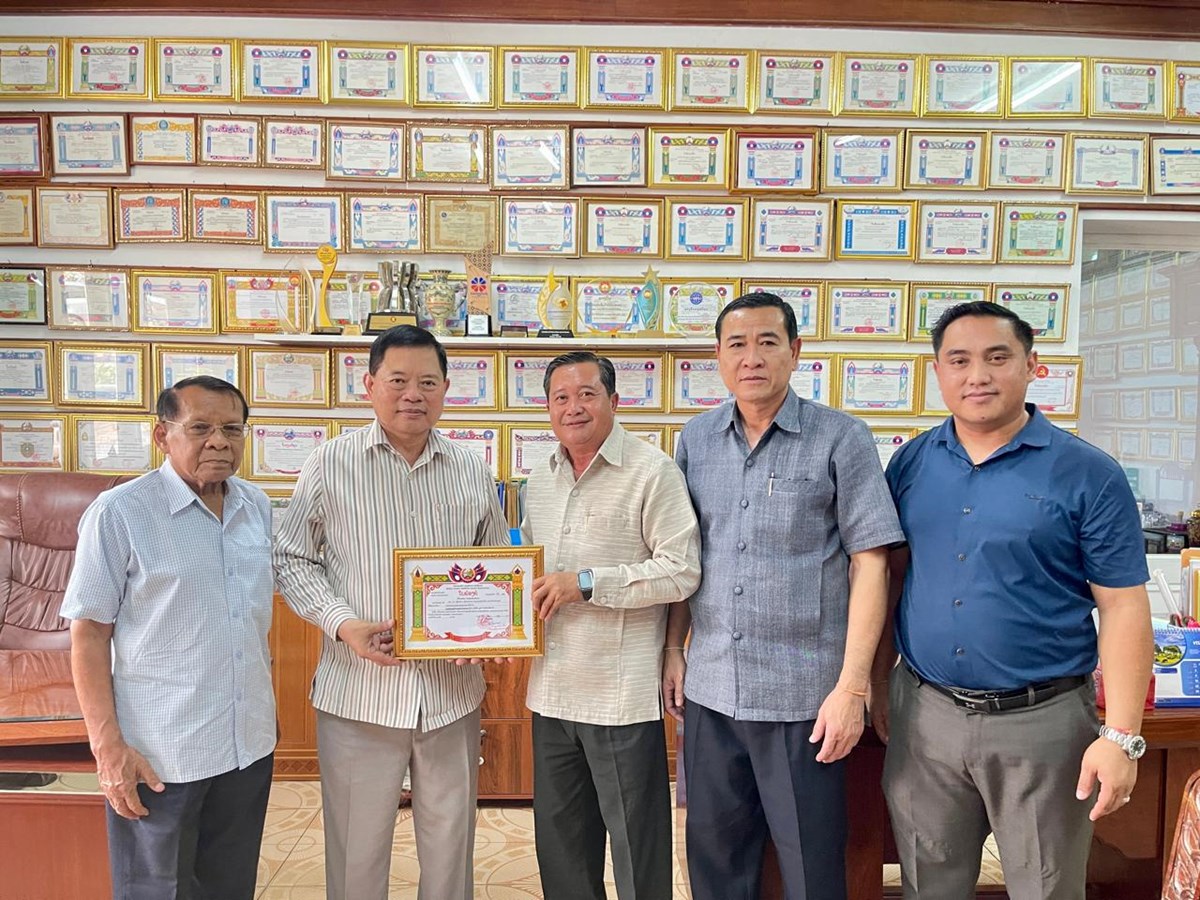 ມອບເງນຊກຍກອງປະຊມໃຫຍອງຄະນະພກນະຄອນໄກສອນ 55 ລານກບ - image 1