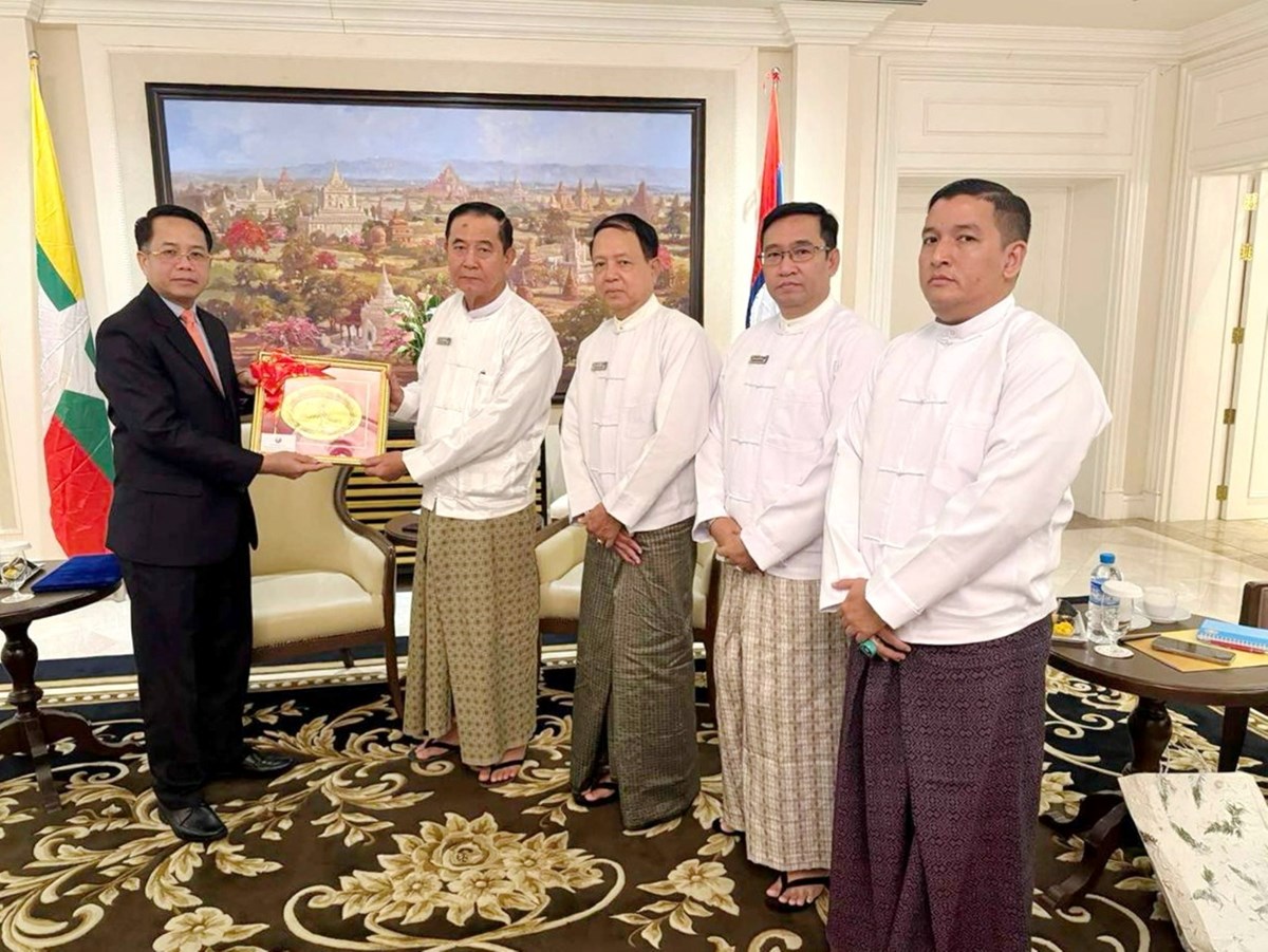 ທດລາວປະຈາມຽນມາ ເຂາພບປະເຮດວຽກກບປະທານສະມາຄມມດຕະພາບ ມຽນມາ-ລາວ ແລະ ລາວ-ມຽນມາ - image 1