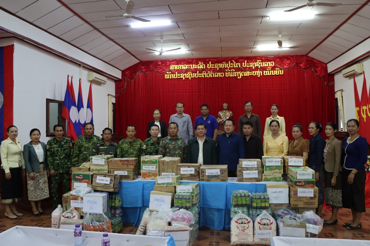 ສະມາຄມເມຍການນຳມອບເຄອງໃຫທະຫານ ທປະຈາປອມແນວໜາ - image 1