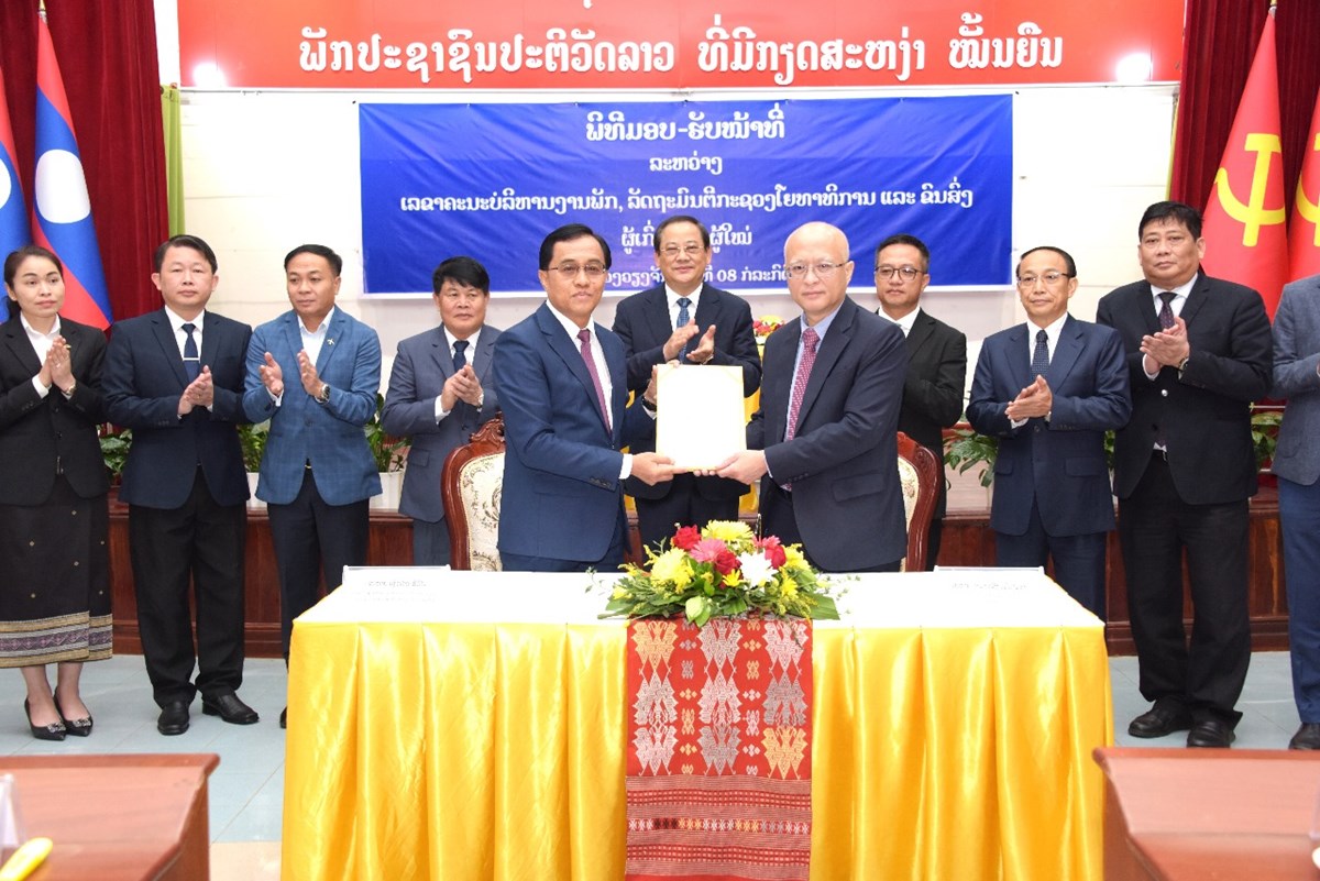 ມອບ-ຮບໜາທ ລດຖະມນຕ ກະຊວງໂຍທາທການ ແລະ ຂນສງ ຜເກາ-ຜໃໝ - image 1