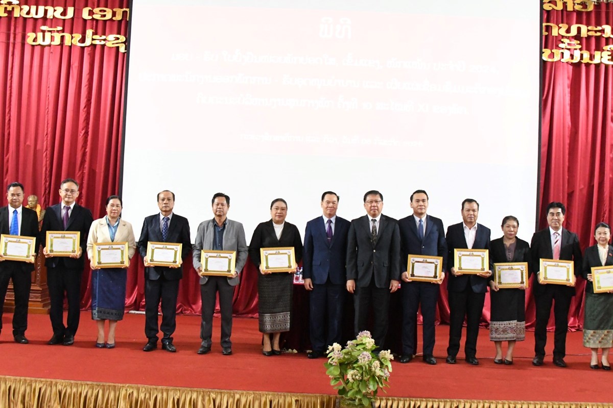 ມອບ-ຮບໃບຢງຢນໜວຍພກປອດໃສ ເຂມແຂງ ໜກແໜນ ປະຈຳປ 2024 - image 2