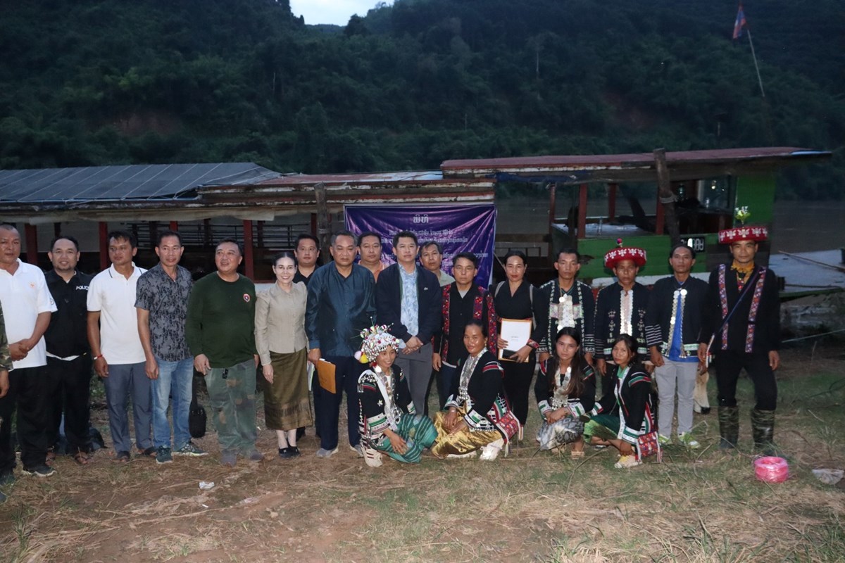 ພທມອບ ງວພພນ-ແມພນ 100 ໂຕ ໃຫປະຊາຊນບນດາເຜາ ຢເຂດຫາງໄກຊອກຫກ - image 2