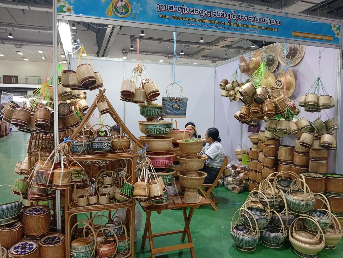 ເຄອງຫດຖະກຳລາວ ໄດຮບຄວາມນຍມຈາກສງຄມເປນຢາງດ - image 1