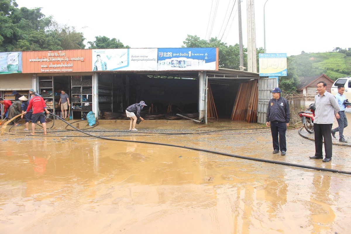ຮອງເຈາແຂວງຊຽງຂວາງມອບເຄອງບນເທາທກໃຫເມອງຄນ - image 2