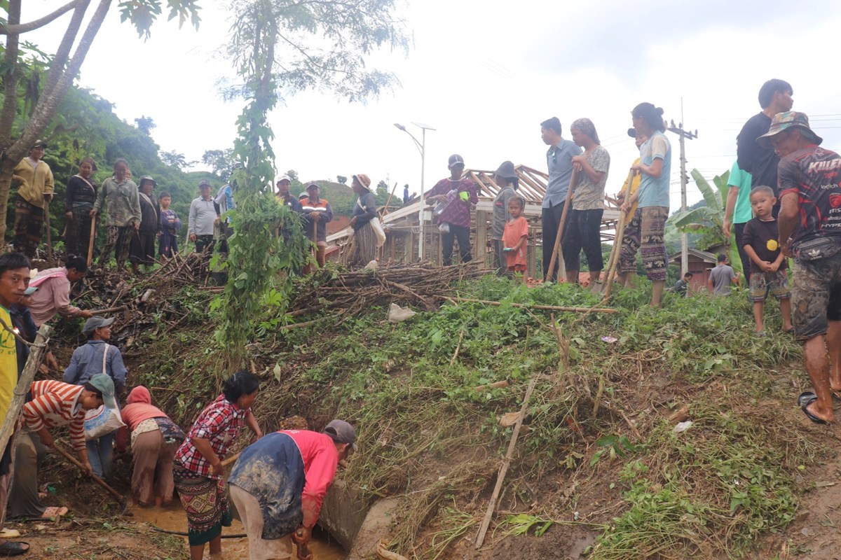 ການນາຂນສງເມອງເງນ ສບຕຊກຍໃຫກຳລງໃຈອາສະໝກ ທລງຊວຍເຫອຟນຟຫງໄພພບດ - image 1