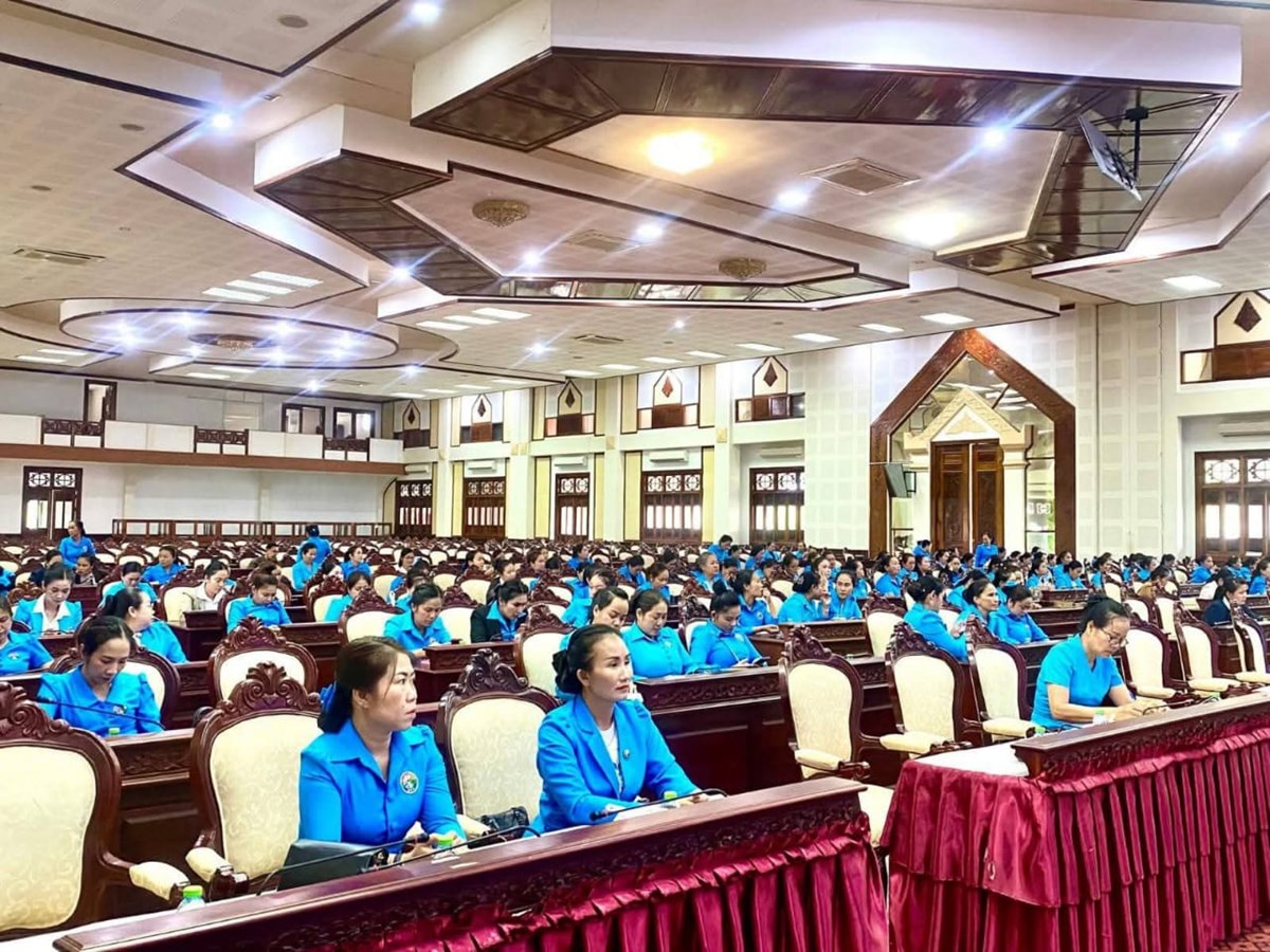 ອດຕະປ ທາບທາມບກຄະລາກອນຈະສະໝກເຂາເປນຄະນະບລຫານງານສນກາງສະຫະພນແມຍງລາວ ສະໄໝທ lX - image 1