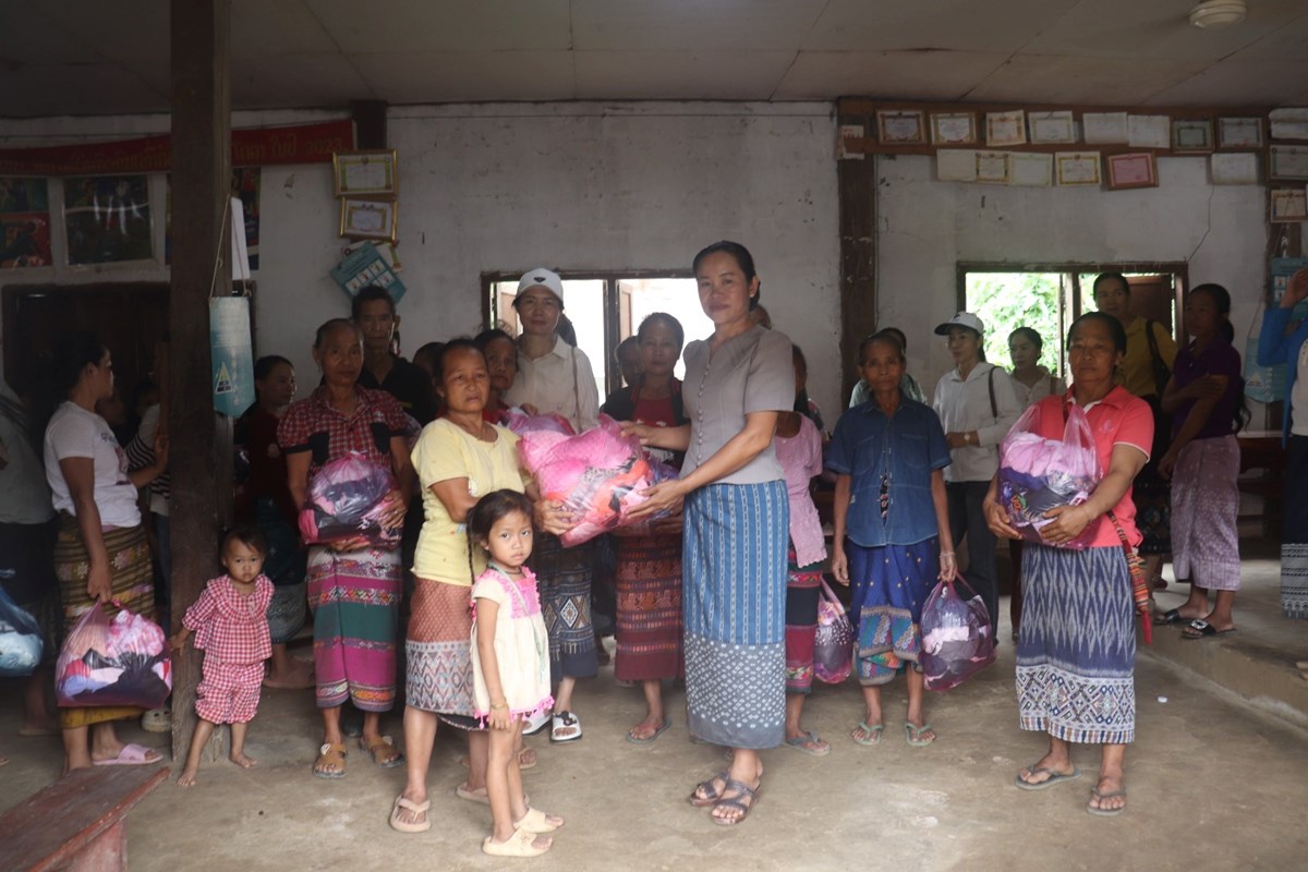 ສພ ແມຍງມອບເຄອງຊວຍເຫອໃຫຄອບຄວປະສບໄພນຳຖວມ - image 1