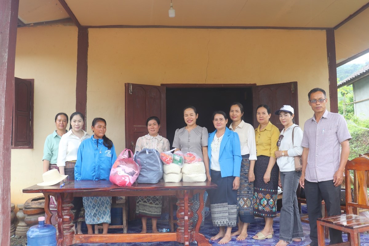ສພ ແມຍງມອບເຄອງຊວຍເຫອໃຫຄອບຄວປະສບໄພນຳຖວມ - image 2
