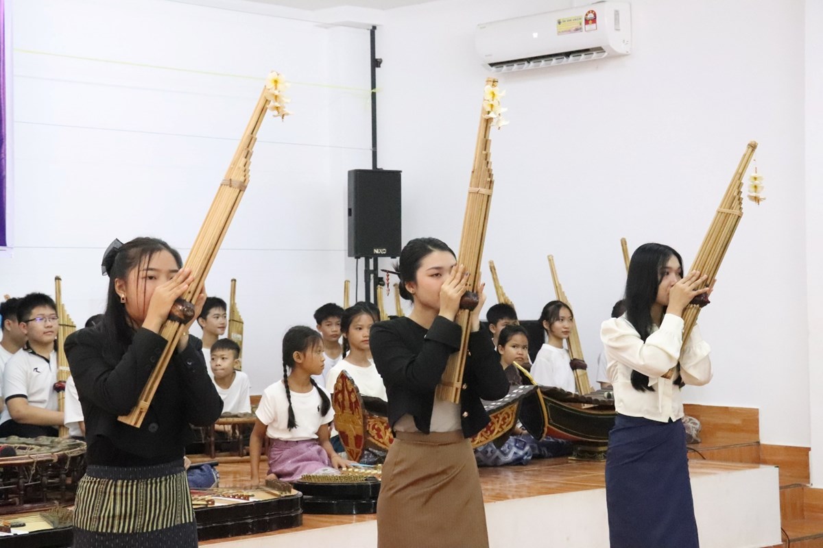 ຄາມວນ ຝກອບຮມດນຕພນເມອງເພອສບສານຕານານສລະປະວດທະນະທຳລາວ - image 1
