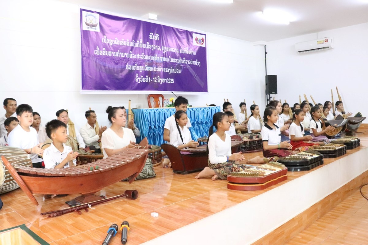 ຄາມວນ ຝກອບຮມດນຕພນເມອງເພອສບສານຕານານສລະປະວດທະນະທຳລາວ - image 2