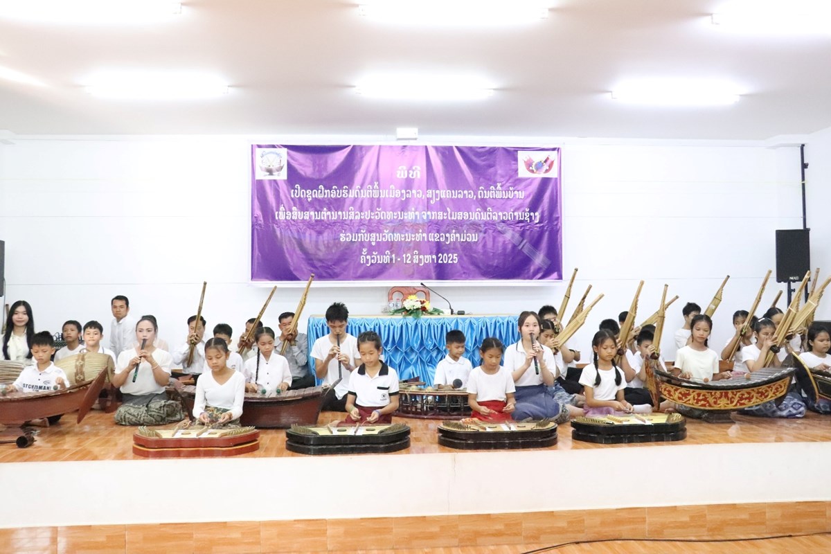 ຄາມວນ ຝກອບຮມດນຕພນເມອງເພອສບສານຕານານສລະປະວດທະນະທຳລາວ - image 3