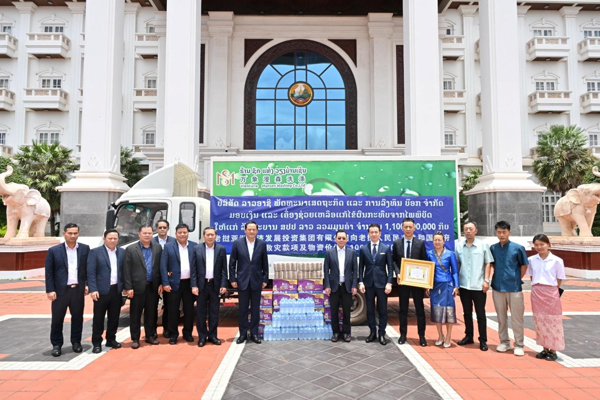 ພາກທລະກດ ມອບເງນ ແລະ ເຄອງຊວຍເຫອ ເພອແກໄຂໄພພບດ - image 2