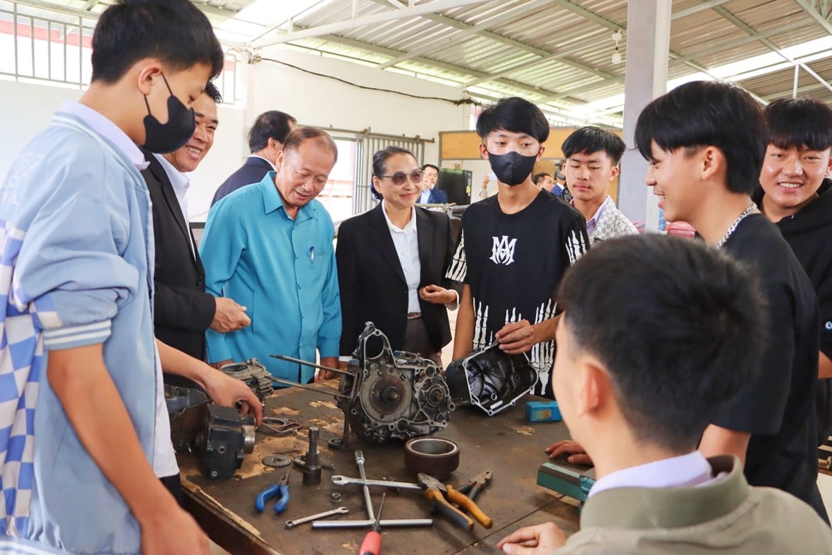 ມອບ-ຮັບ ໂຄງການກໍ່ສ້າງອາຄານຮຽນວິຊາກົນຈັກໜັກໂຮງຮຽນວິຊາຊີບແຂວງໄຊສົມບູນ image 3 ມອບ-ຮບ ໂຄງການກສາງອາຄານຮຽນວຊາກນຈກໜກໂຮງຮຽນວຊາຊບແຂວງໄຊສມບນ - image 3