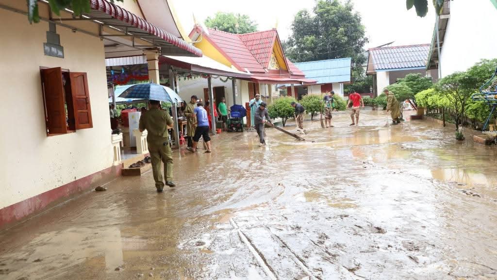 ປະຊາຊນເມອງຫວຍຊາຍມ 8 ບານໄດຮບຜນກະທບຈາກນາຖວມ - image 3