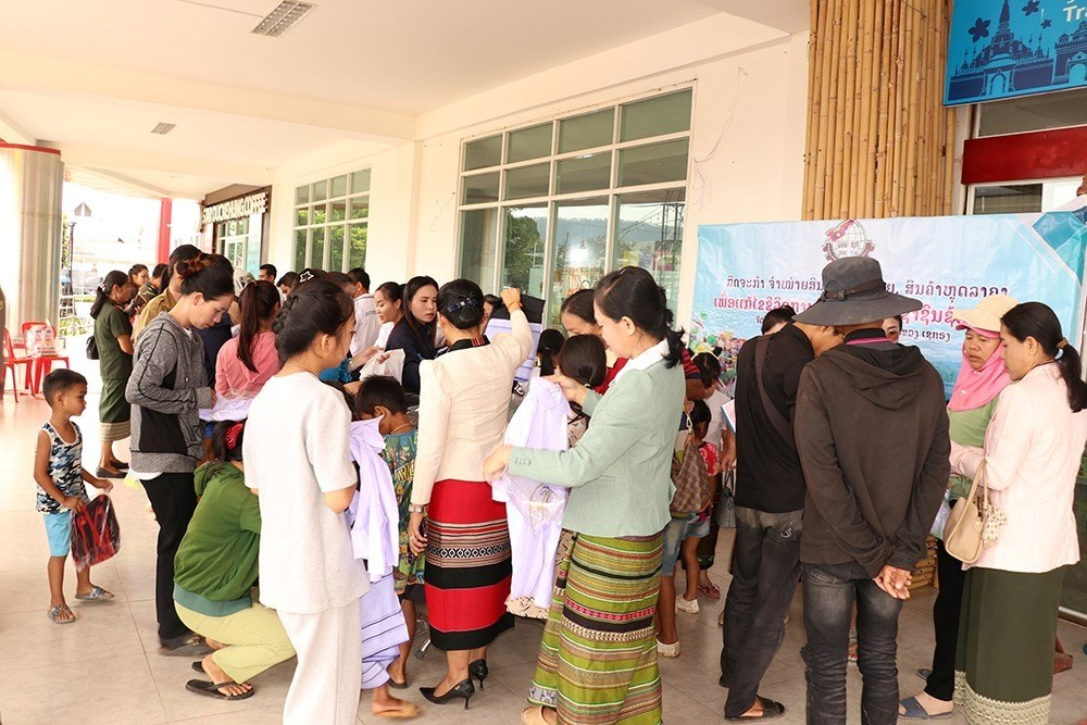 ແຂວງເຊກອງ ຈດກດຈະກາຂາຍສນຄາຫດລາຄາທອງຕະຫາດ - image 2
