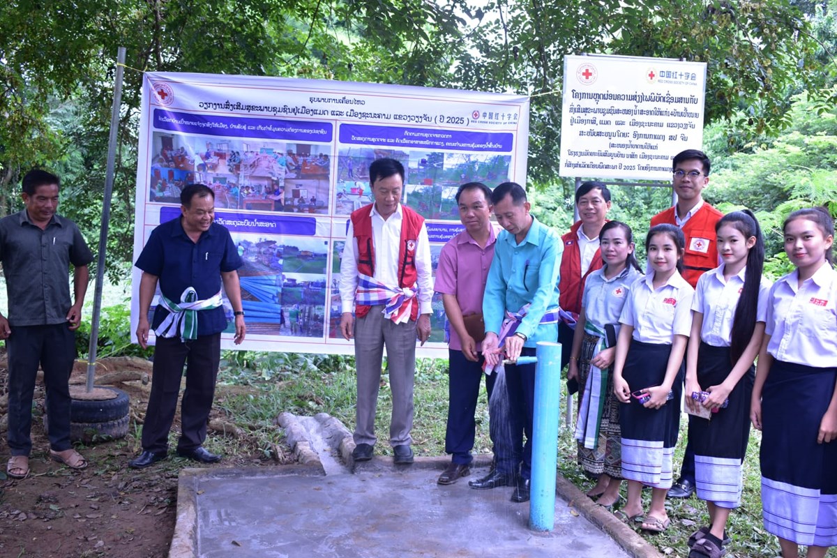 ມອບ-ຮບນາບາດານໃຫ 2 ໂຮງຮຽນ ແລະ 1 ບານ ເມອງຊະນະຄາມ - image 1
