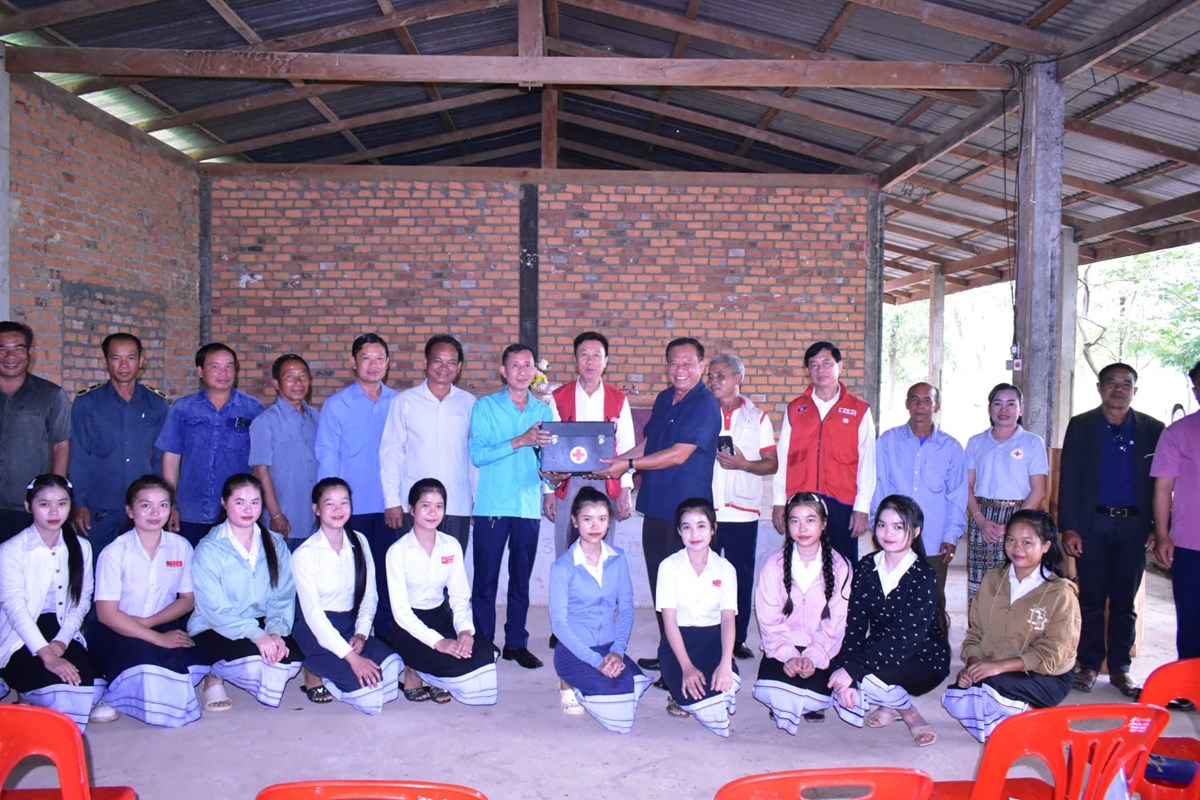 ມອບ-ຮບນາບາດານໃຫ 2 ໂຮງຮຽນ ແລະ 1 ບານ ເມອງຊະນະຄາມ - image 2