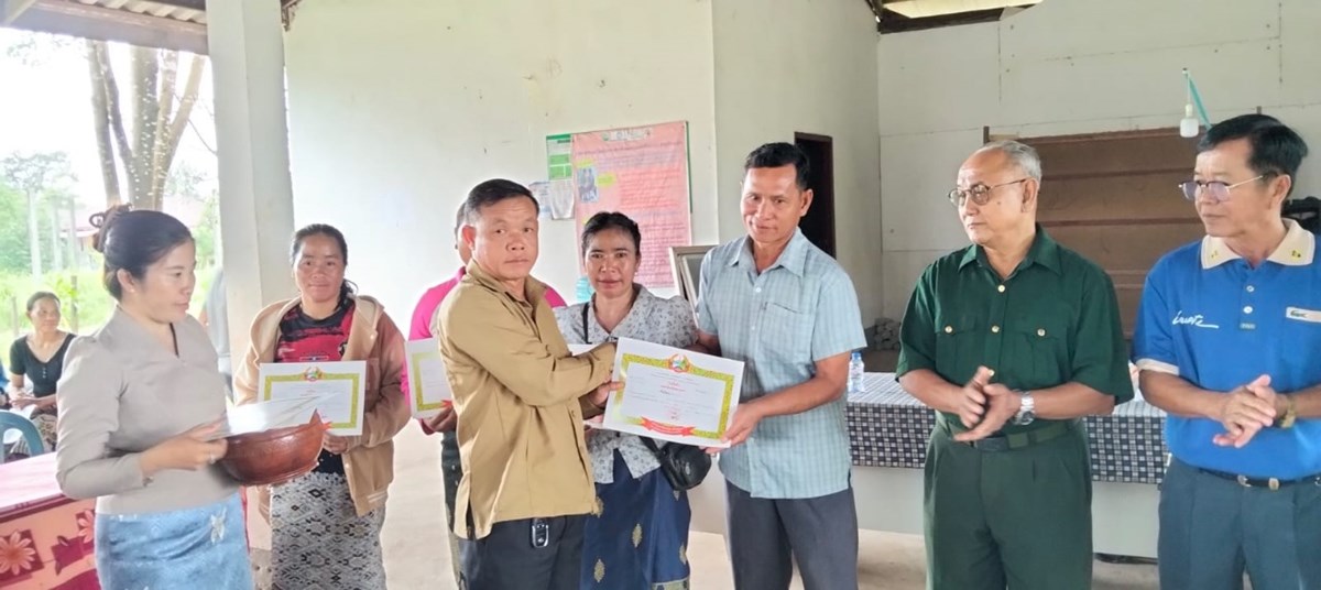 ຖວທ ເມອງປາກກະດງ ມອບໃບຢງຢນຄອບຄວວດທະນະທຳໄໝ 181 ຄອບຄວ - image 1