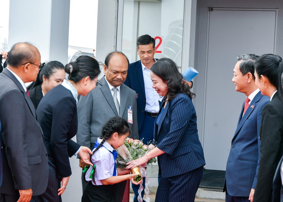 ຮອງປະທານປະເທດ ແຫງ ສສ ຫວຽດນາມ ເດນທາງມາຢຽມຢາມ ສປປ ລາວ ຢາງເປນທາງການ - image 2