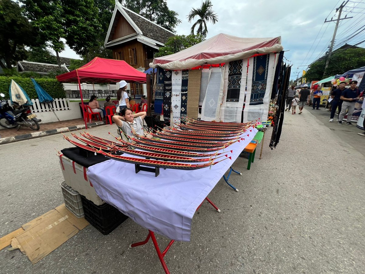 ມວນຊນຊາວຫວງພະບາງ ຮວມງານໂລະລາດໃນງານບນຫເຂາປະດບດນ ຢນະຄອນ ຫວງພະບາງ ຢາງຫວງຫາຍ - image 3