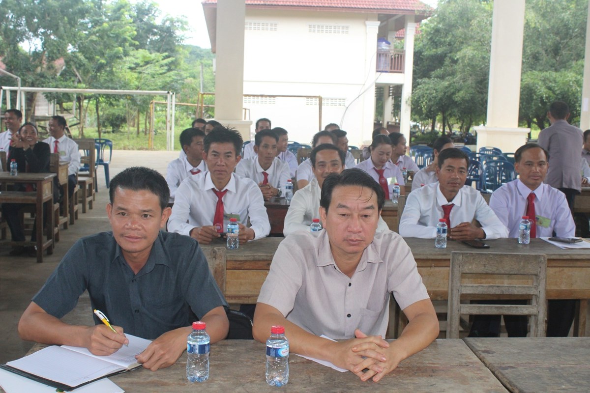 ມອບໃບຢງຢນ ທດສະດການເມອງ-ການປກຄອງໃຫແກນກສກສາຂນຕນຮນທ I ເມອງວຽງພຄາ ແຂວງຫວງນາທາ - image 1