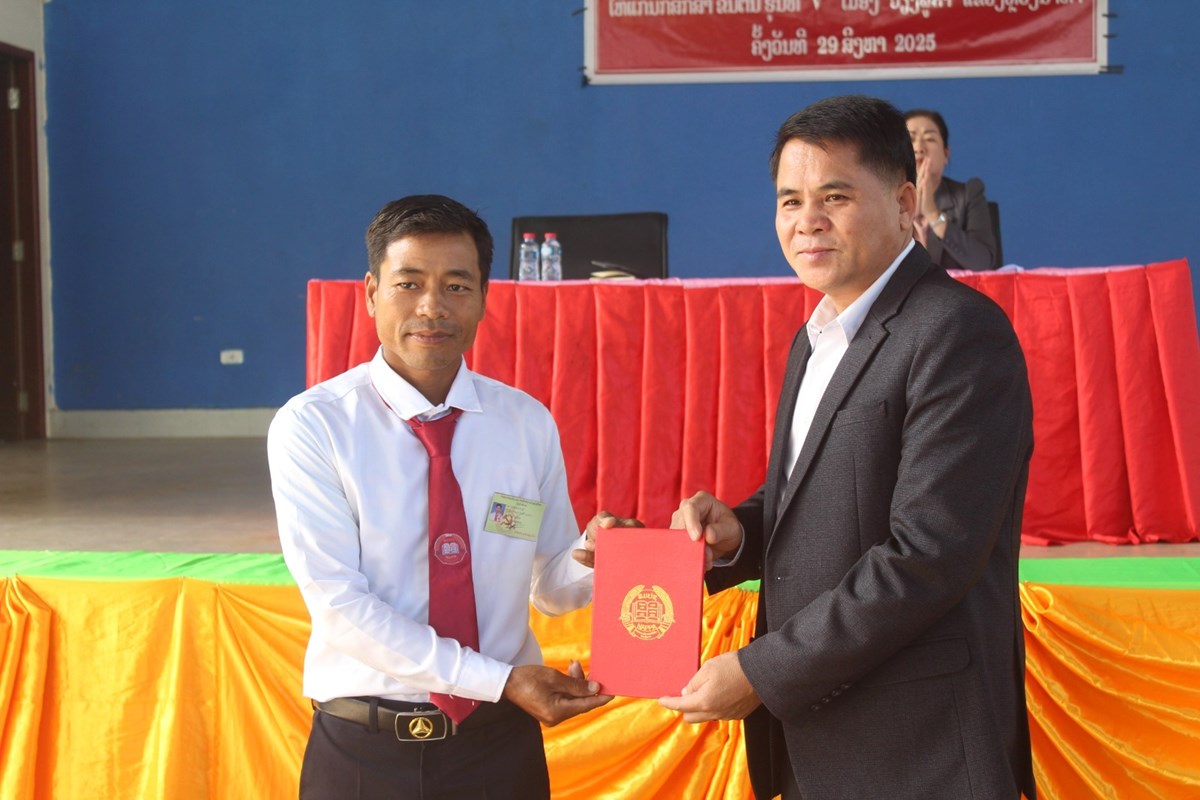 ມອບໃບຢງຢນ ທດສະດການເມອງ-ການປກຄອງໃຫແກນກສກສາຂນຕນຮນທ I ເມອງວຽງພຄາ ແຂວງຫວງນາທາ - image 2