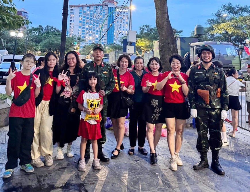 ລດເມນາທຽວ 2 ຊນ ກບ ບນຍາກາດໃນຮາໂນຍ ກອນວນຊາດ 2 ກນຍານ - image 3