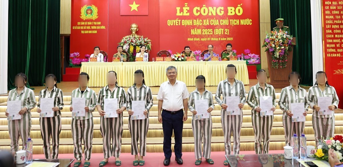 ຄາຍຄມຂງນງແຂງ ປະກາດອະໄພຍະໂທດ ໃຫນກໂທດ 377 ຄນ - image 2
