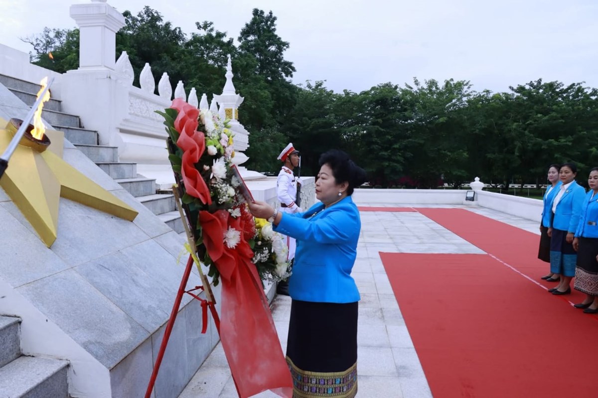 ຄະນະຜແທນແມຍງລາວ ວາງພວງມາລາຕອນຮບກອງປະຊມໃຫຍຜແທນແມຍງລາວທວປະເທດ ຄງທ IX - image 2