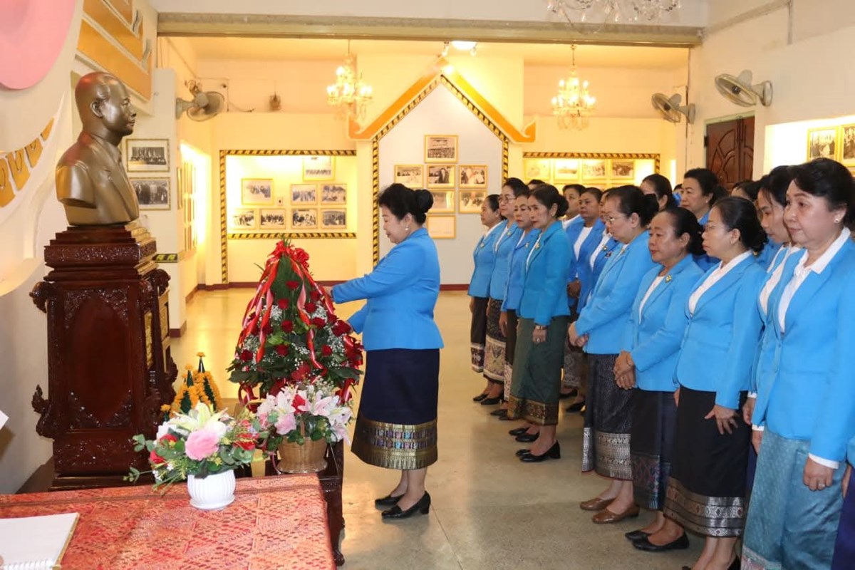 ຄະນະຜແທນແມຍງລາວ ວາງພວງມາລາຕອນຮບກອງປະຊມໃຫຍຜແທນແມຍງລາວທວປະເທດ ຄງທ IX - image 3