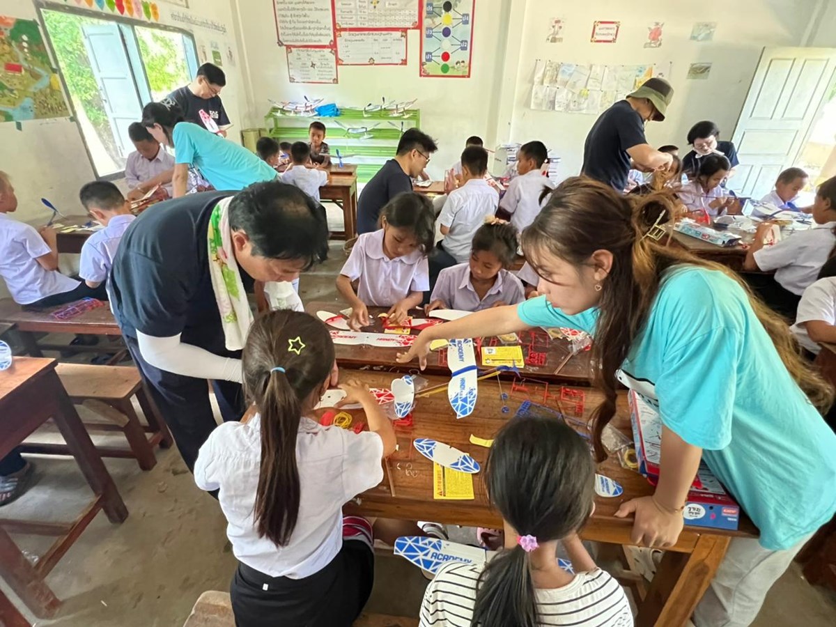 ອາສາສະໝກ ລດວສາຫະກດສະໜາມບນ ເກາຫ ຮວມຈດກດຈະກຳກບນກຮຽນ ໂຮງຮຽນມດທະຍມສມບນເດກກາພາ - image 2