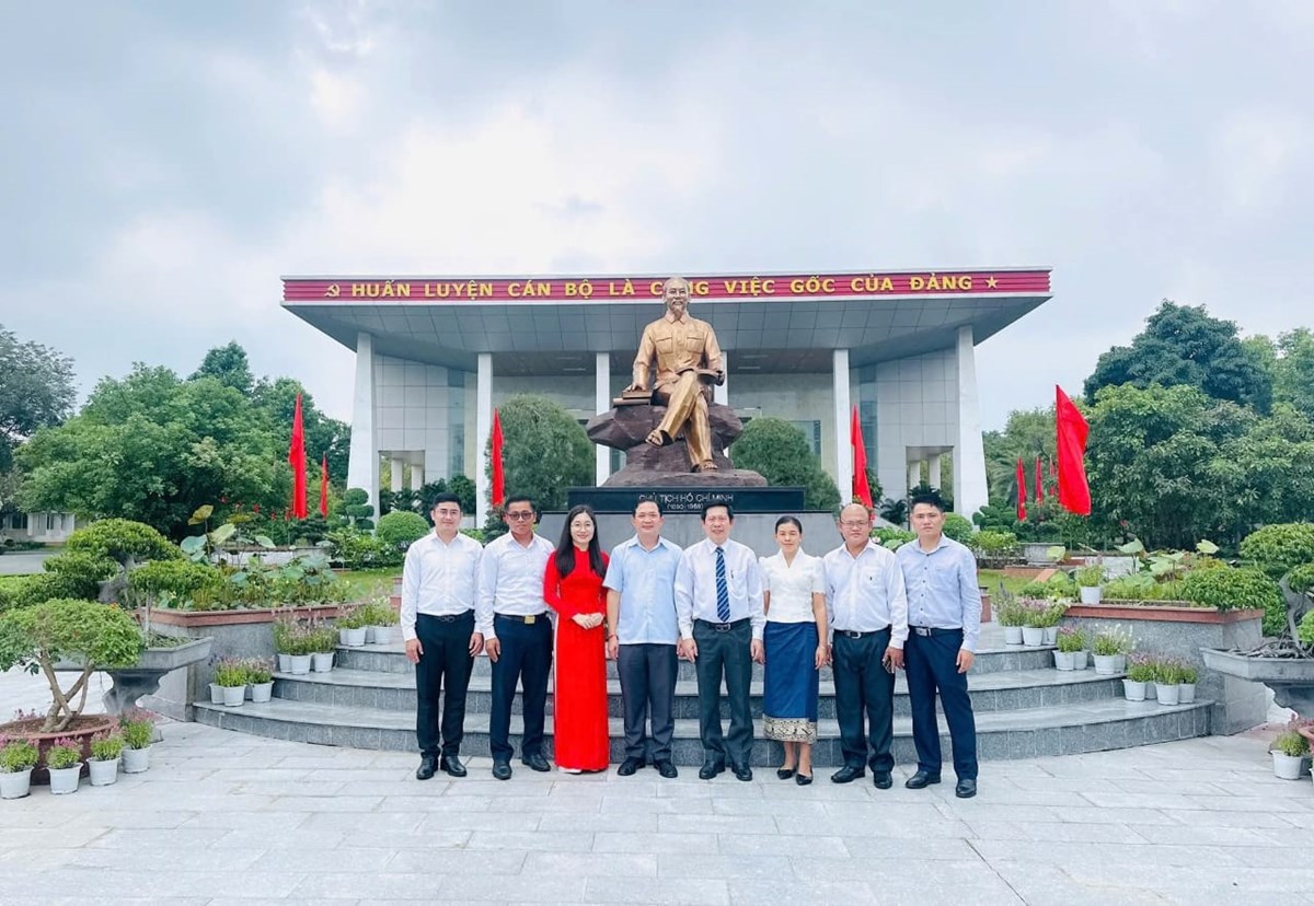 ວາລະສານອະລນໃໝເຂາຢຽມຢາມ ແລະ ພບປະຮອງເລຂາຄະນະພກນະຄອນໂຮຈມນ - image 5