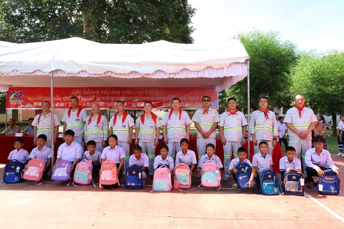 ບລສດ ຝນໂປຕາສ ອາຊ-ໂປຕາສມອບອປະກອນການສກສາໃຫໂຮງຮຽນ ມສ ບານດງໃຕ - image 1