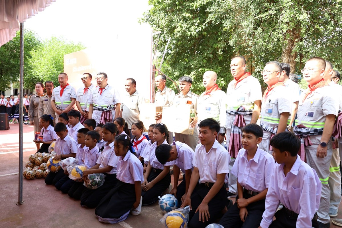 ບລສດ ຝນໂປຕາສ ອາຊ-ໂປຕາສມອບອປະກອນການສກສາໃຫໂຮງຮຽນ ມສ ບານດງໃຕ - image 2