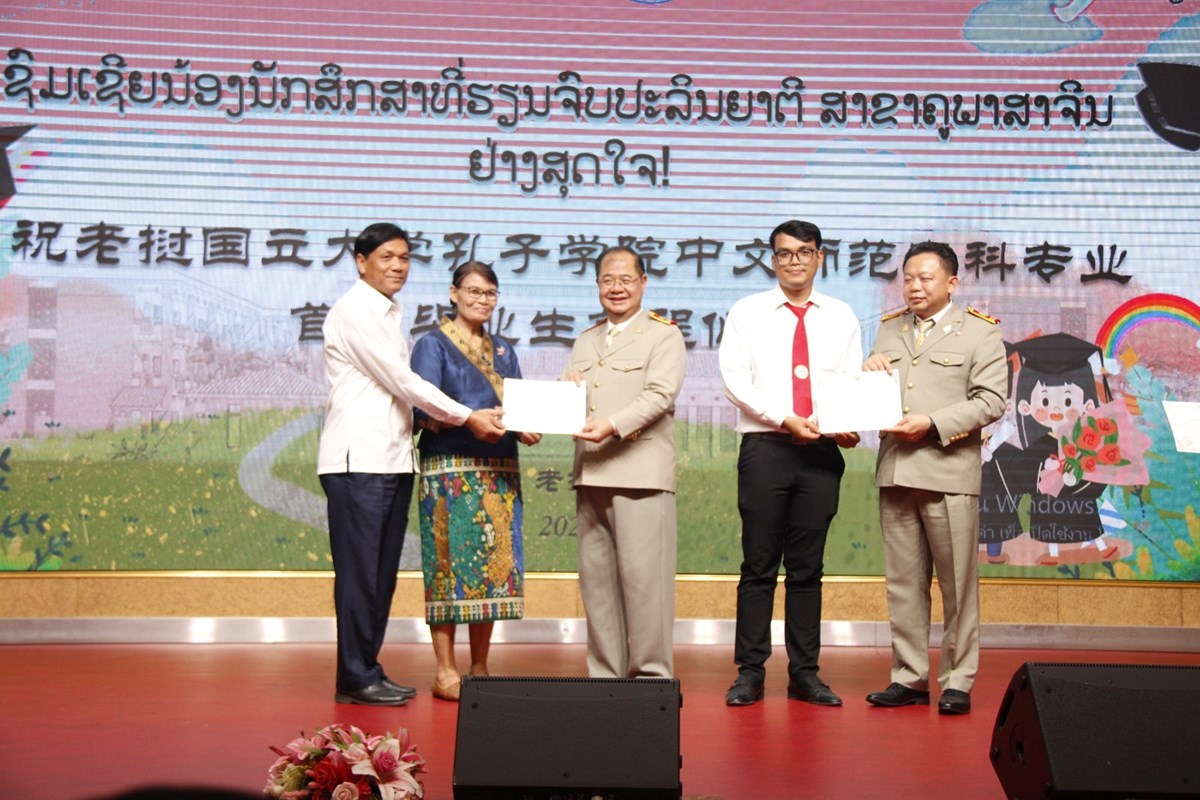 ສະຖາບນຂງຈ ມອບໃບປະກາສະນຍະບດ ໃຫນກສກສາຮນທາອດ ຄພາສາຈນ 74 ຄນ - image 2