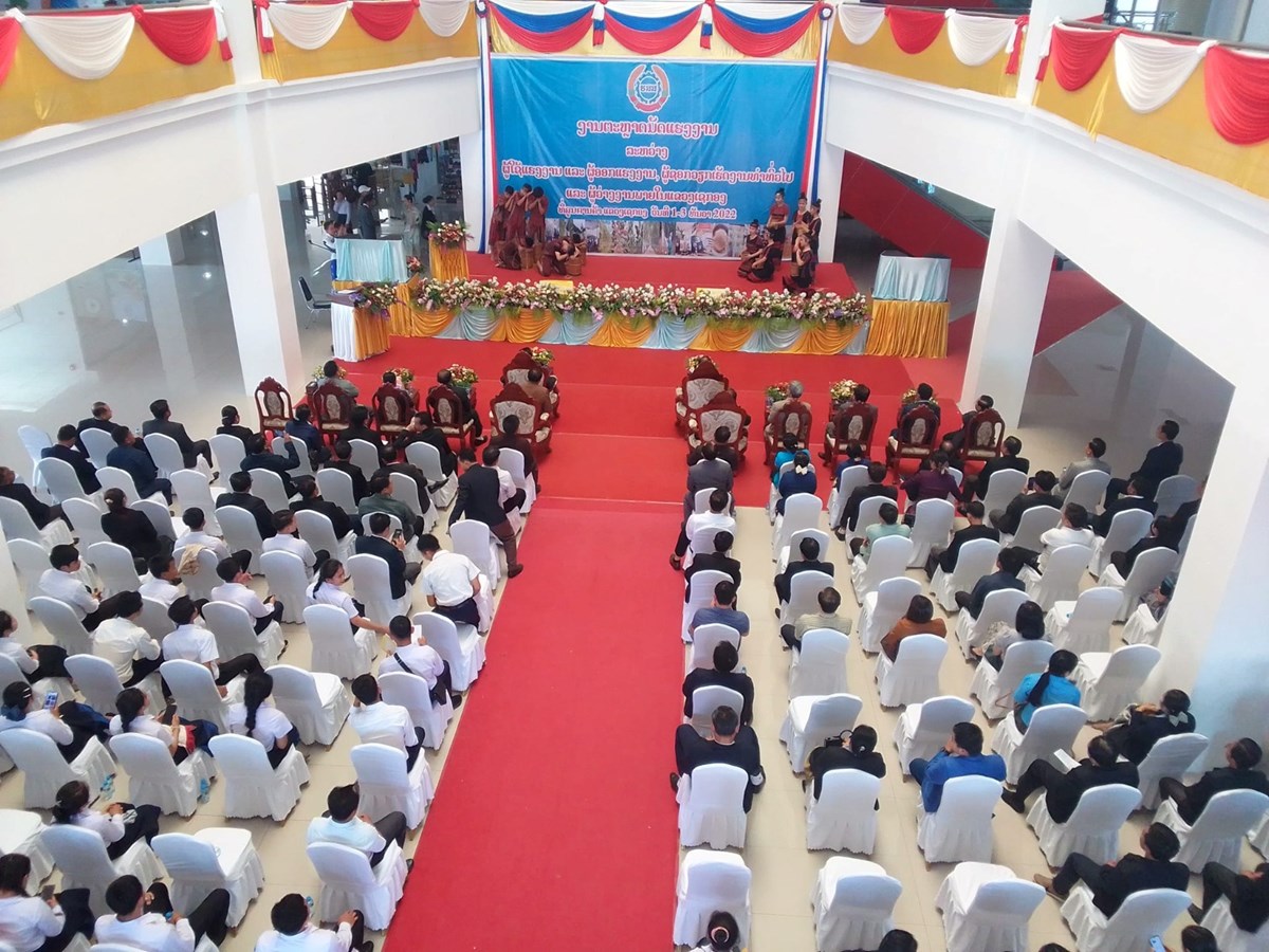 ເຊກອງ ຂນທະບຽນ-ອອກບດໃຫແຮງງານຕາງປະເທດໄດ 1,858 ເທອຄນ - image 1