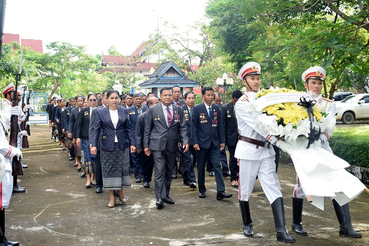 ຜແທນສມບນ ກອງປະຊມໃຫຍແນວລາວສາງຊາດແຂວງ ຄງທ VIII ວາງກະຕາດອກໄມ ແລະ ພວງມາລາ ໃນ 3 ຈດສາຄນ - image 1