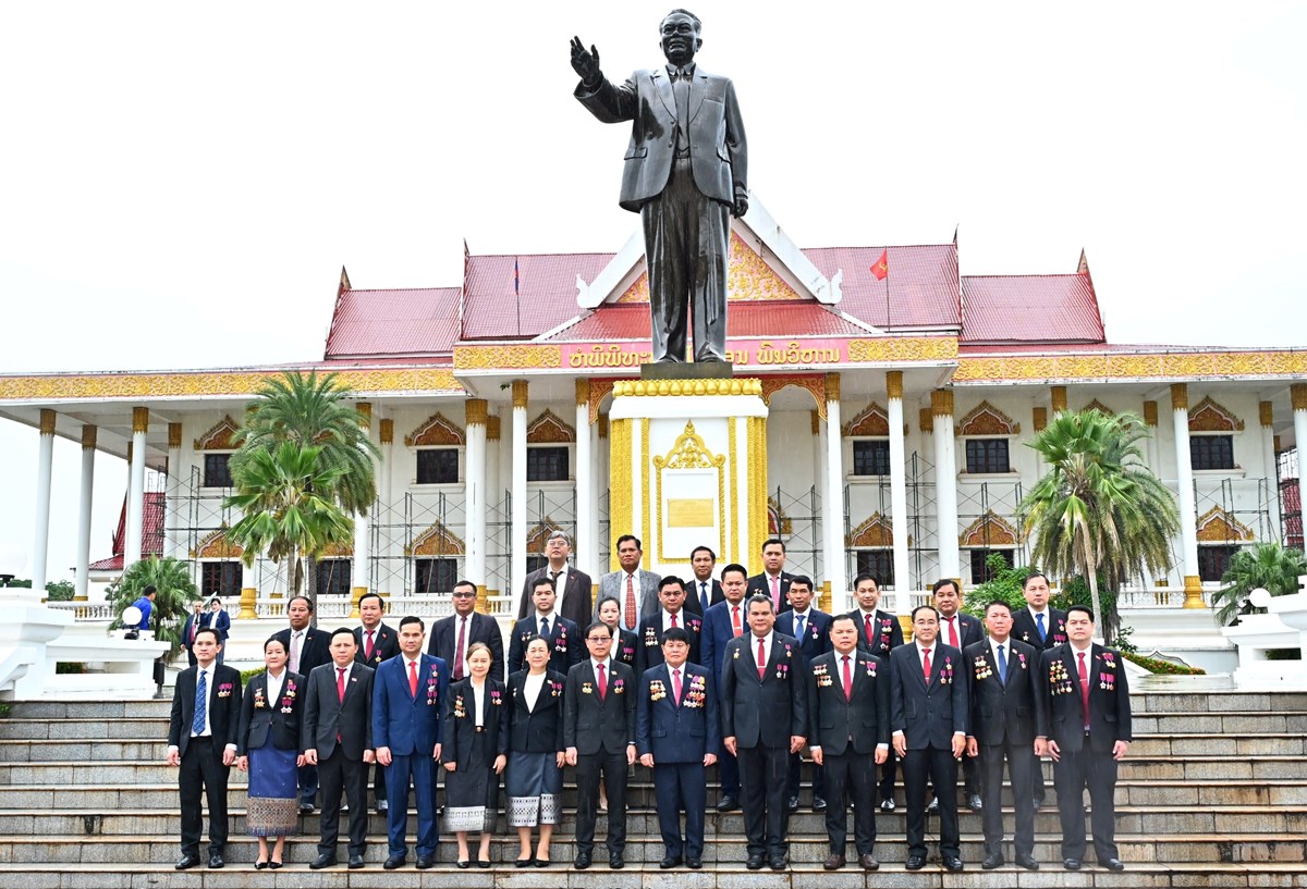 ຄະນະພກ ຫສນຍ ວາງພວງມາລາ ແລະ ກະຕາດອກໄມ - image 2