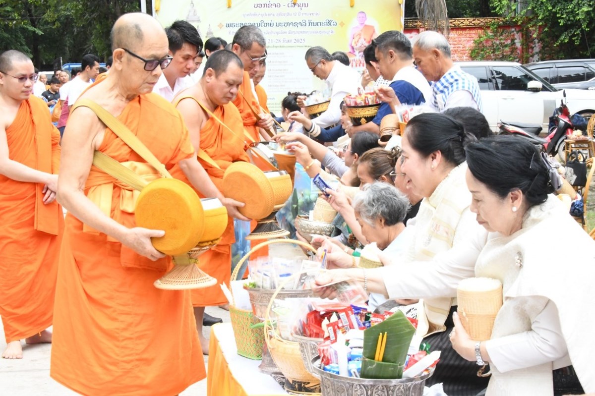 ຊາວພດຮວມຍກຍອດຊຟາປະຕໂຂງ ແລະ ໃສບາດຖວາຍສງຄະທານ - image 1